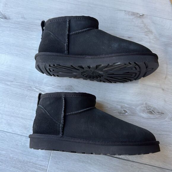UGG Classic Ultra Mini II Black Size 7 New in Box - Picture 11 of 15